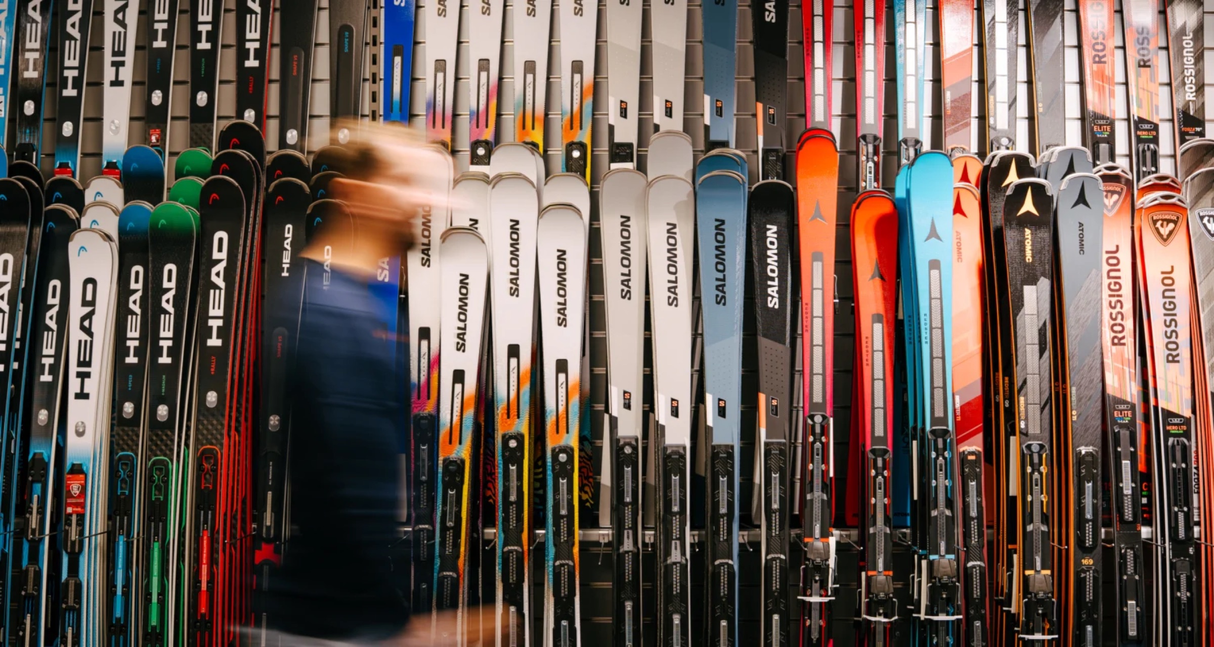 Rekken met ski's in de winkel