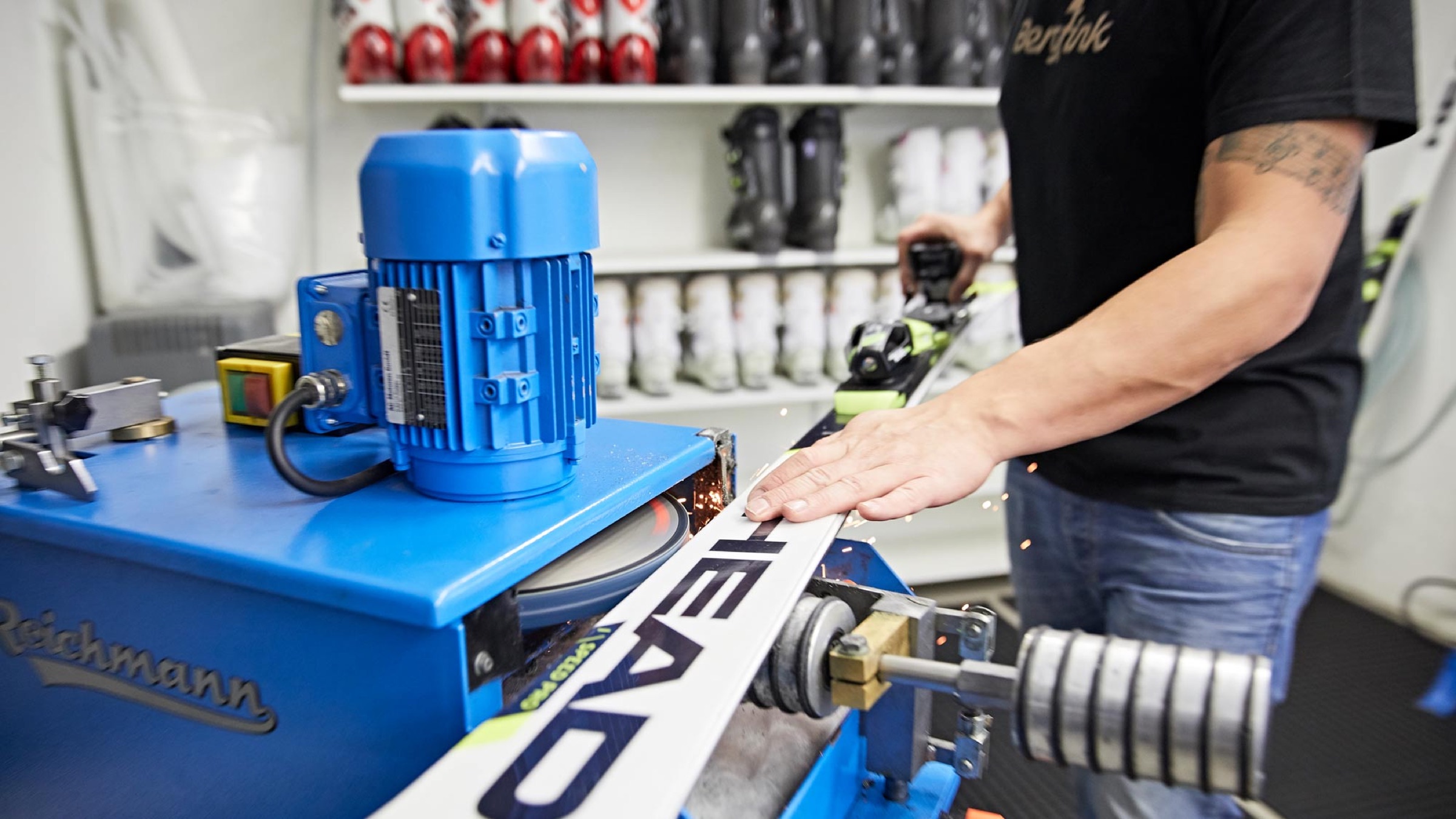 Ski op de slijpmachine in de werkplaats