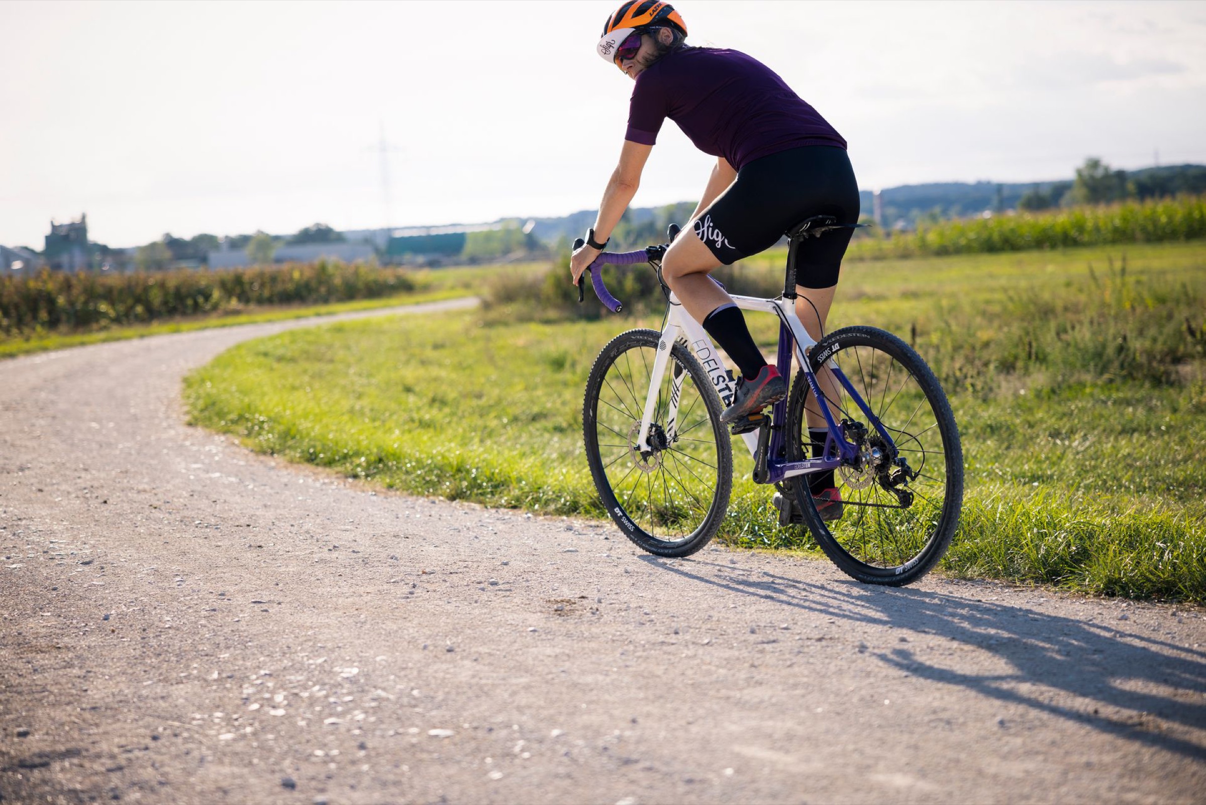 Fietser op een gravelweg