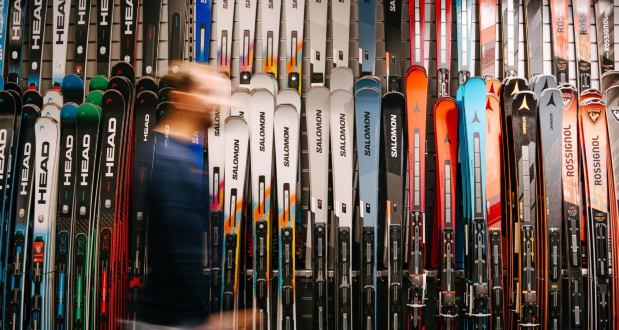 Rekken met ski's in de winkel